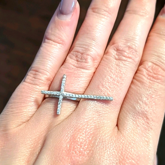 Woman's sterling silver cross ring - Picture 1 of 3